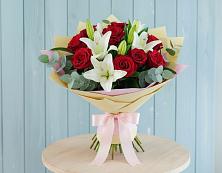 Букет цветов из:  Лилии и Розы в Шкуринской