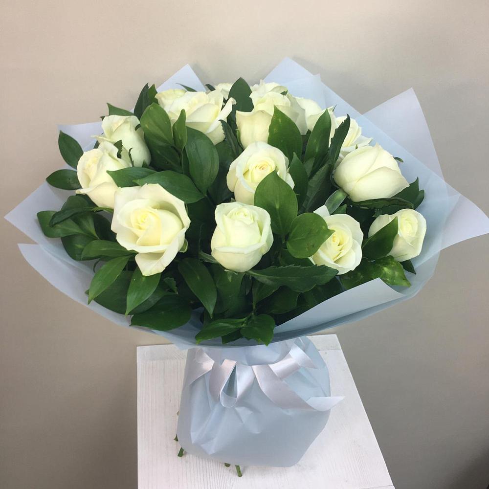 Букет 15 Белых роз Проуд в Шкуринской