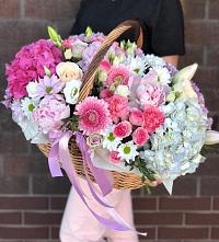 Композиция солнечный день в Шкуринской Цветочная композиция из Розы, Хризантемы, Пионы и Лизиантусы в корзине в Шкуринской