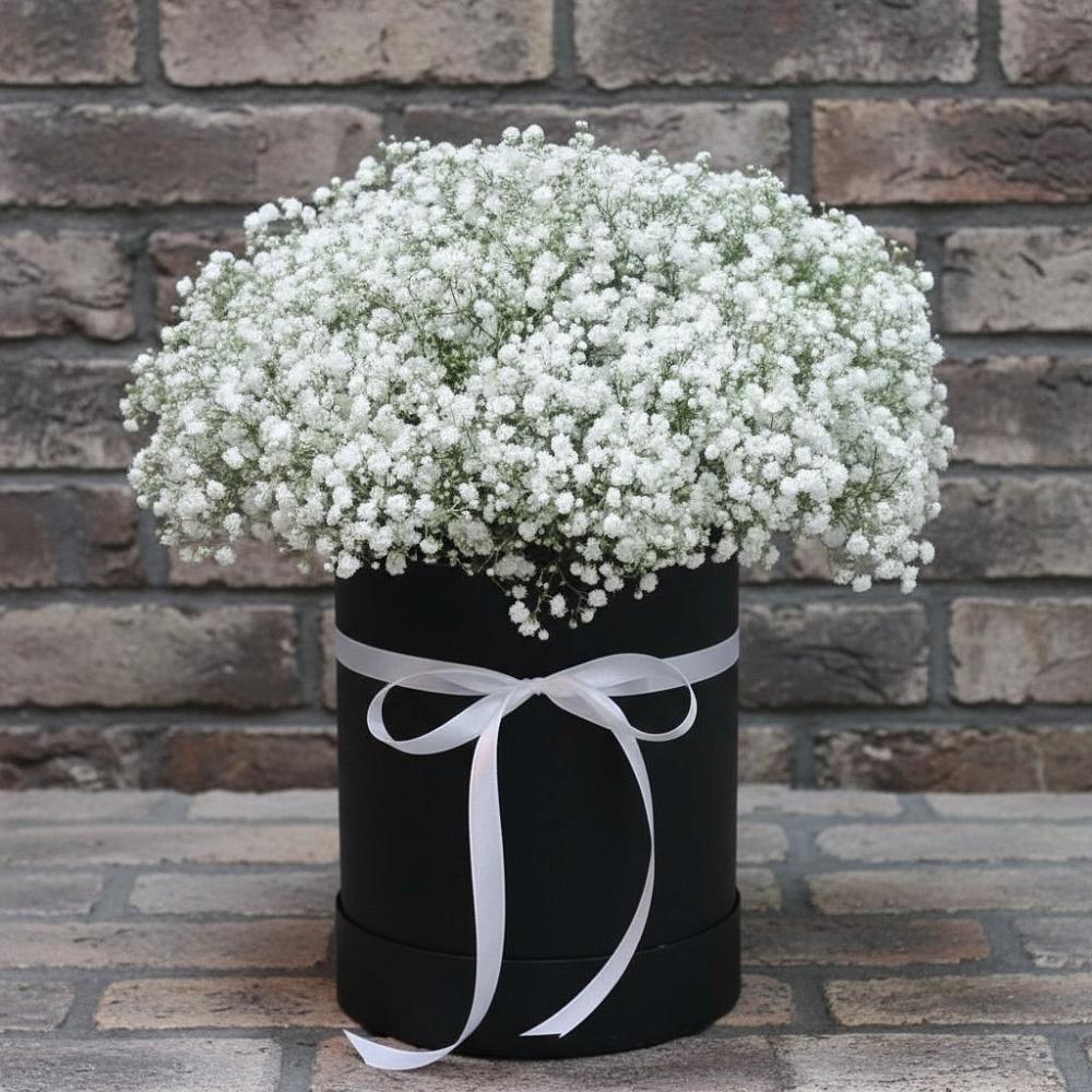 Цветочная композиция из Гипсофила в шляпной коробке в Шкуринской