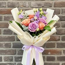 Букет цветов из:  Лизиантусы и Розы в Шкуринской