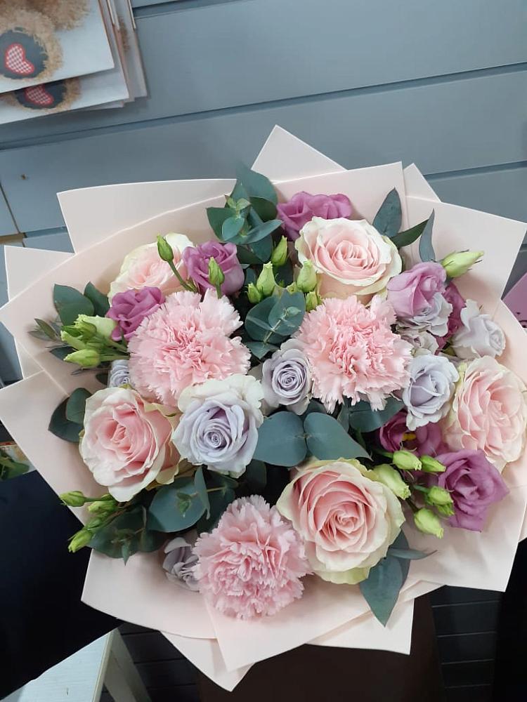 Букет цветов из: Розы, Гвоздики и Лизиантусы в Шкуринской