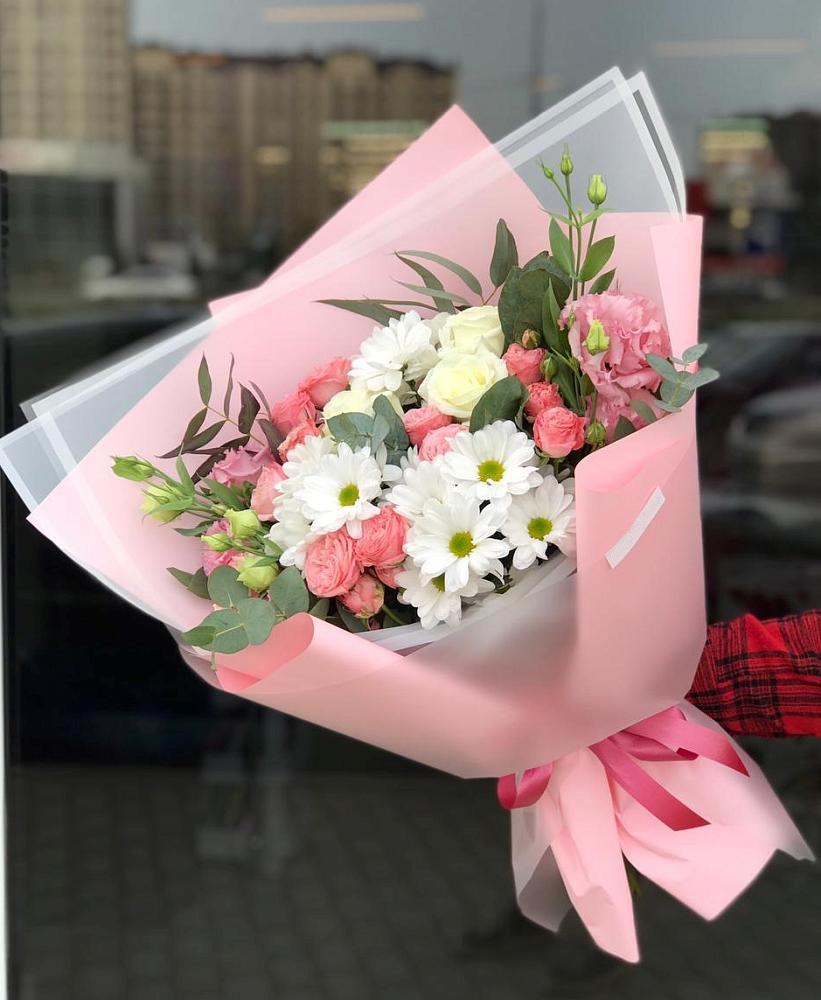 Букет нежный в Шкуринской Букет цветов из: Розы, Лизиантусы и Хризантемы в Шкуринской