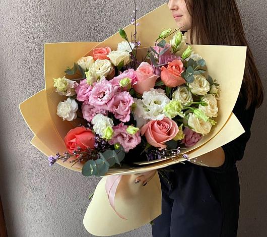 Букет цветов из: Розы, Лизиантусы и Гвоздики в Шкуринской