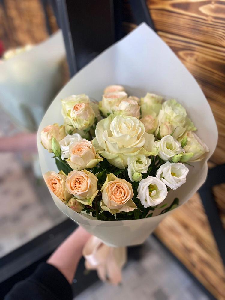 Букет цветов из: Розы и Лизиантусы в Шкуринской